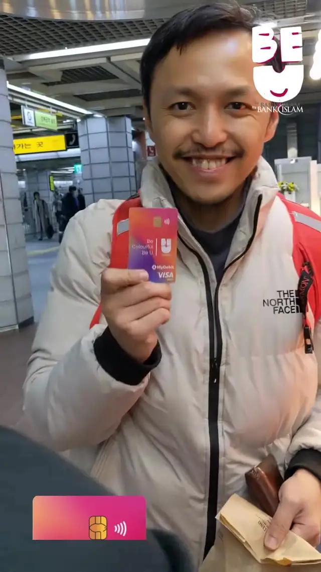 Dapat teka tak abang tu dekat negara mana? ​🌎🗺️ Kalau dapat jawab korang memang gwi-yeo-un 😍 Sedikit info: Pemegang Kad boleh mengaktifkan atau menyahaktifkan pilihan untuk membuat transaksi luar negara melalui Be U pada bila-bila masa. 🥳 #GetBeU #BeUbyBankIslam #BeUBankIslam #DigitalBank 