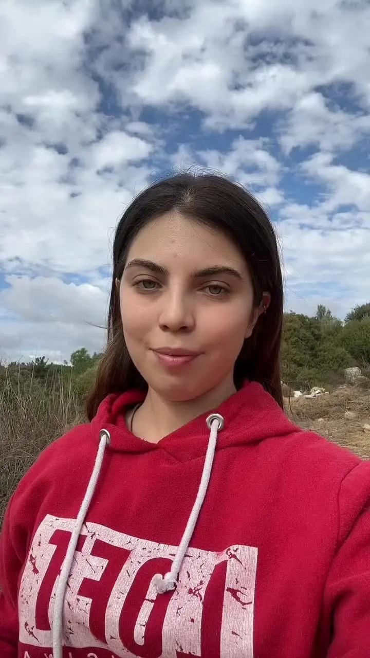 Sesli ve görüntülü konuşabilir ve oyunlar oynayabilirsiniz