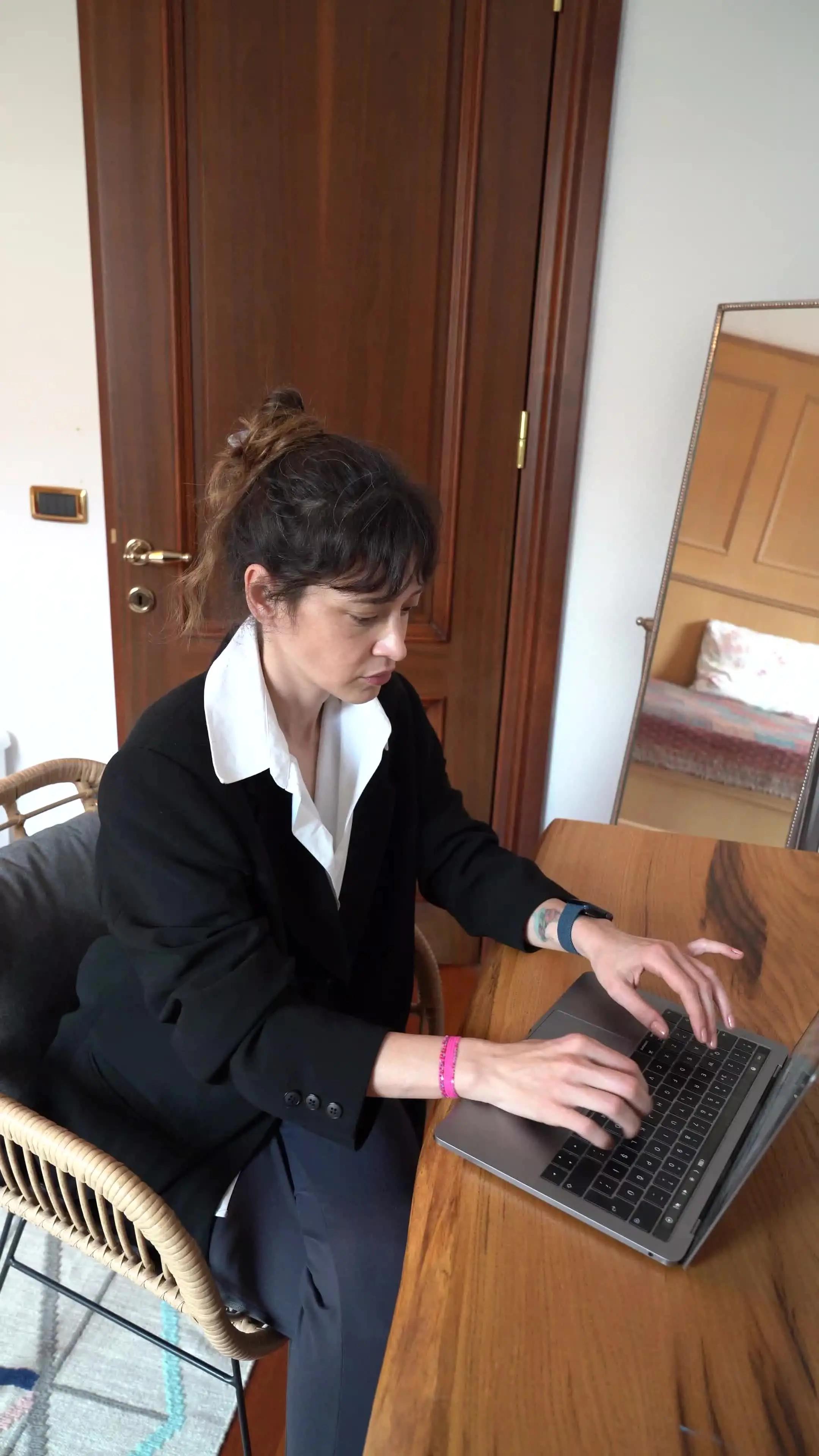 Mobil'in fırsatlarıyla Ayşenur hemen yatırımcı oldu.🤓 Siz de Garanti BBVA Mobil'den müşteri olun, hisse işlemlerinde %0 komisyon fırsatından yararlanın.