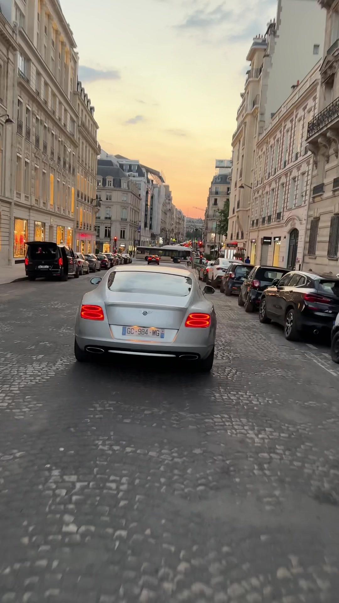 Et vous, c’est quoi votre indispensable de carspotting ?📸 #fyp #foryoupage #pourtoi #supercar #nftouring #socialapp #carsoftiktok #carspotting 