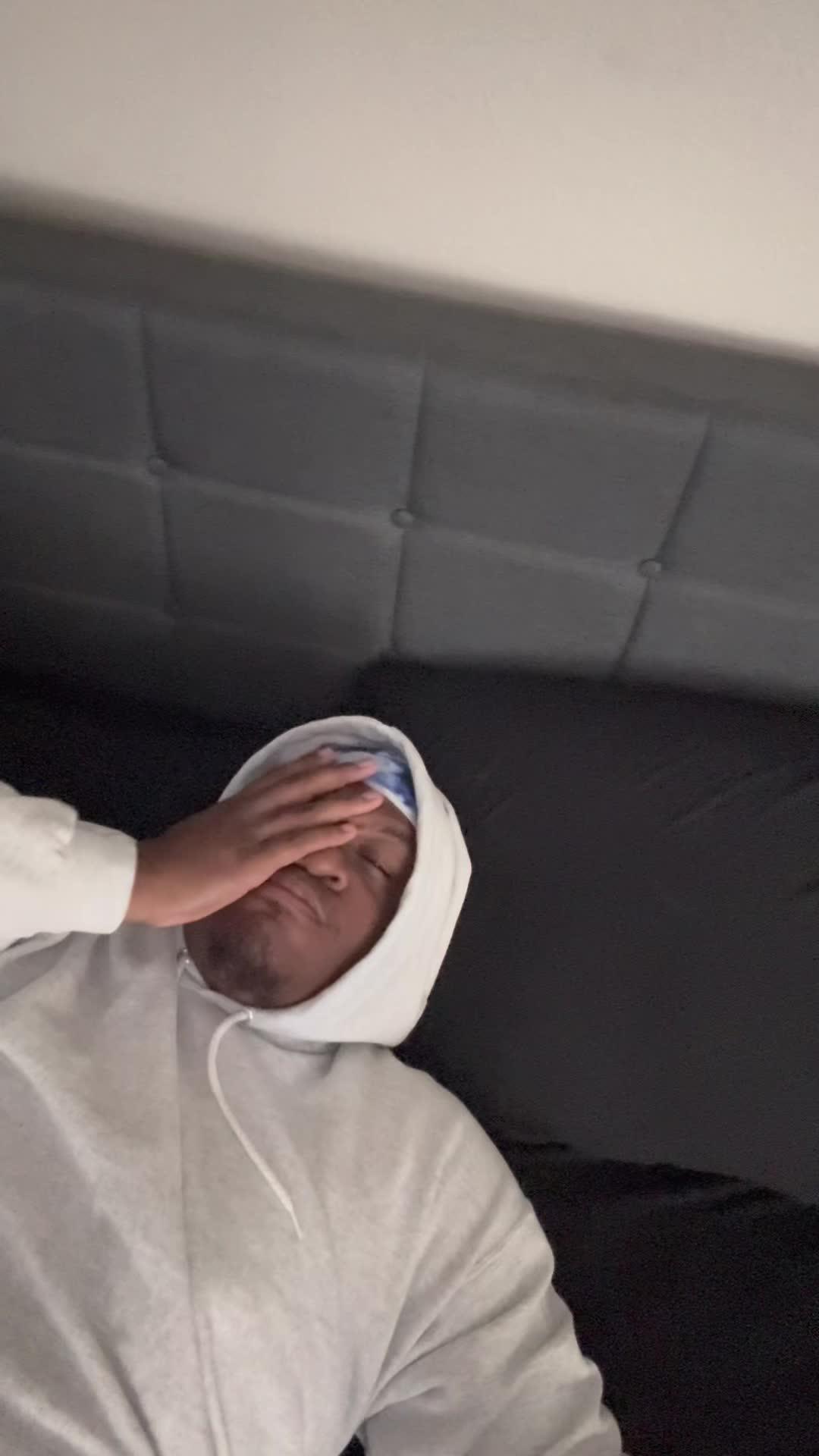 𝓬𝓪𝓵𝓶 - 𝒶𝒹𝒿𝑒𝒸𝓉𝒾𝓋𝑒: Not feeling nervousness, anxiety, or other strong emotions.