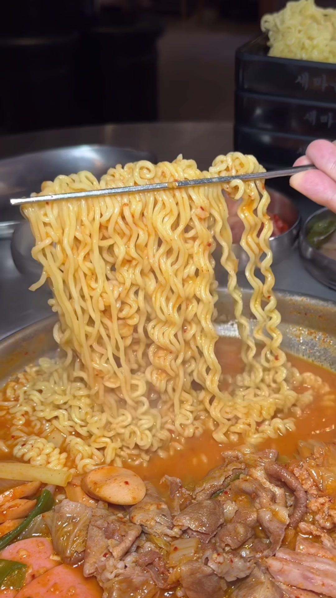 แรงสุดดด หม้อไฟเกาหลียอนทัลบูแดจิเก เติมเส้นรามยอนฟรีไม่อั้น เครื่องแน่นมากกก 🍜 แถมมีดีลลับลดไปครึ่งราคา!!! #กินตามtiktok #tiktokพากิน #tiktokกินเที่ยว #หม้อไฟเกาหลี #saemaeul #grabfooddineoutdeals #savewhenyoudineout