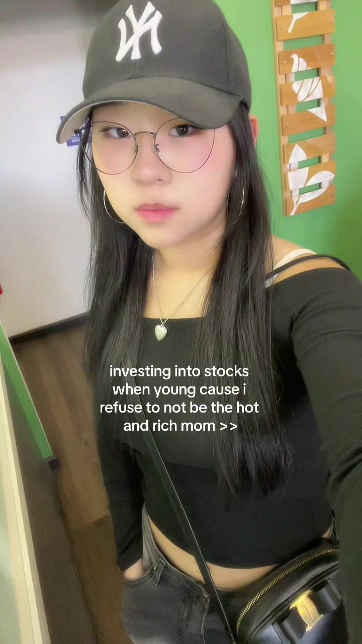 download Alinea, the viral investing app made by 2 ex wallstreet girlies🫶🏻💅🏼 #investing #girlmath #womenownedbusiness #alineaapp #alineainvest