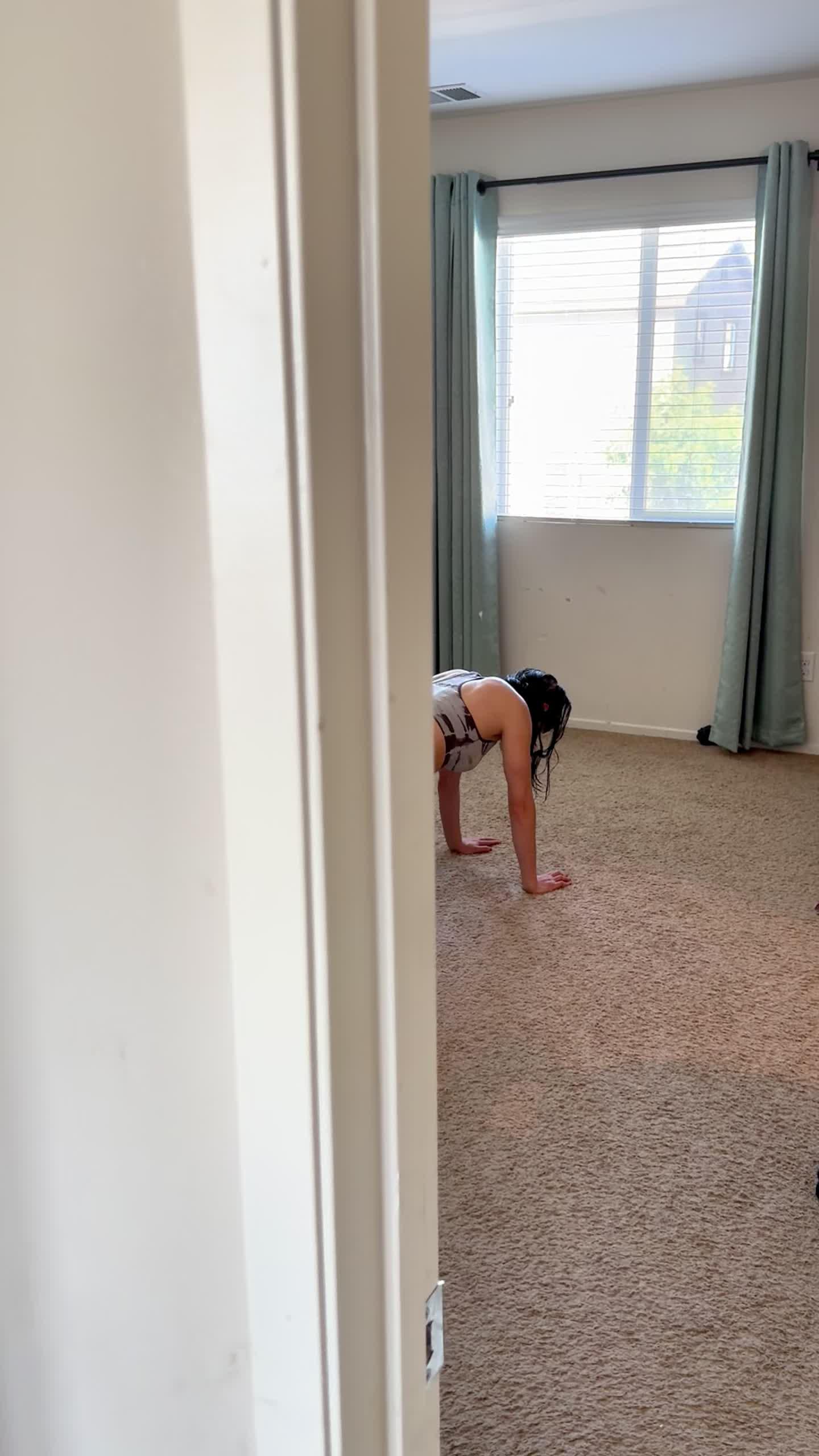 Lazy girl workout! Workout at home at any time, with zero equipment.