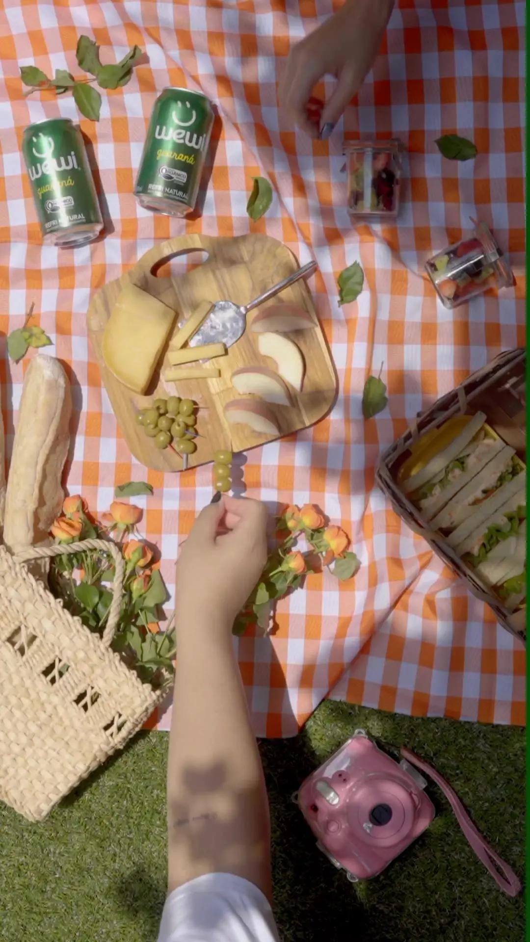 Um dia de sol merece um piquenique de respeito! então já prepara a cesta e as frutas frescas, nós vamos ao parque 🧺 #rappi #rappibrasil #verão #piquenique 