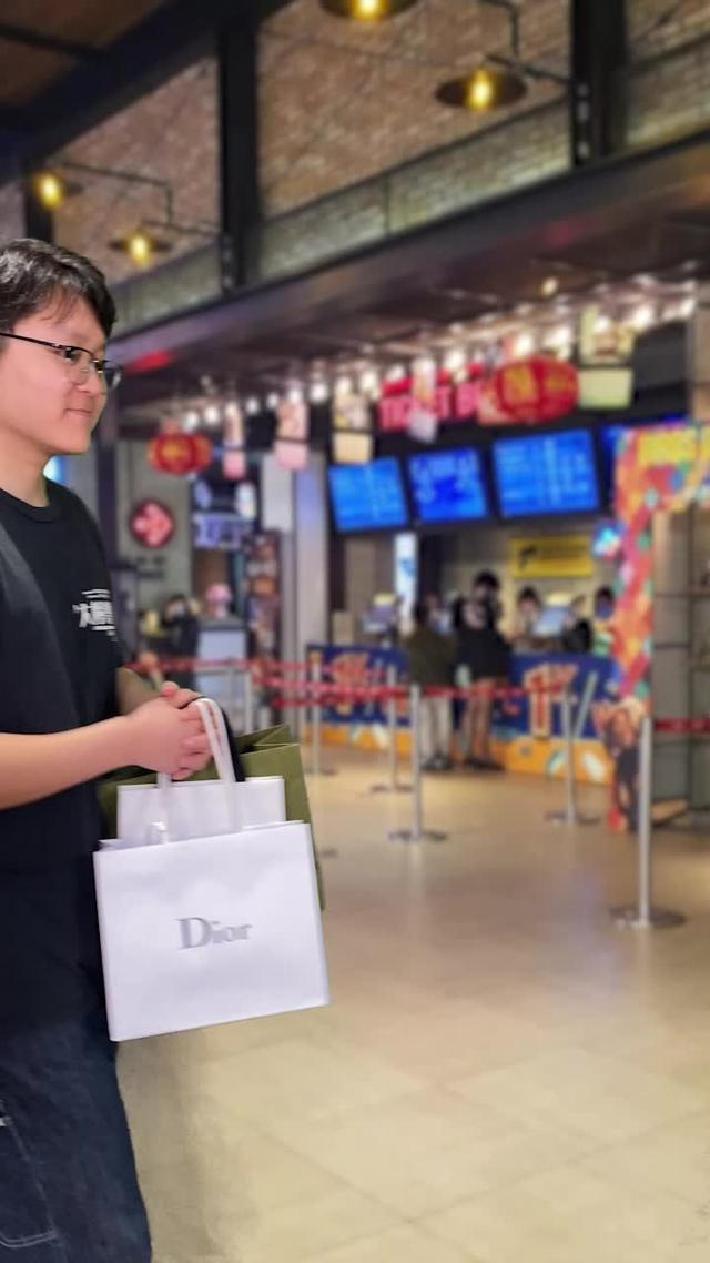 Apa yang harus saya lakukan jika makanan ringan tidak diperbolehkan di bioskop?#weplay #lucu