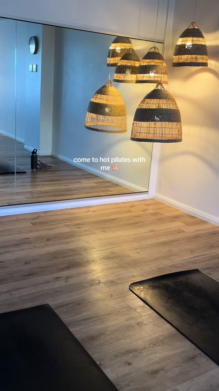 this morning trying out my new fav matt studio booked via @ClassPass 2 free week trial in my bio 🤸🏽🎀 #classpass #classpassausnz #mattwork #mattpilates #pilates #balance #selfcare #routine #perth #fyp