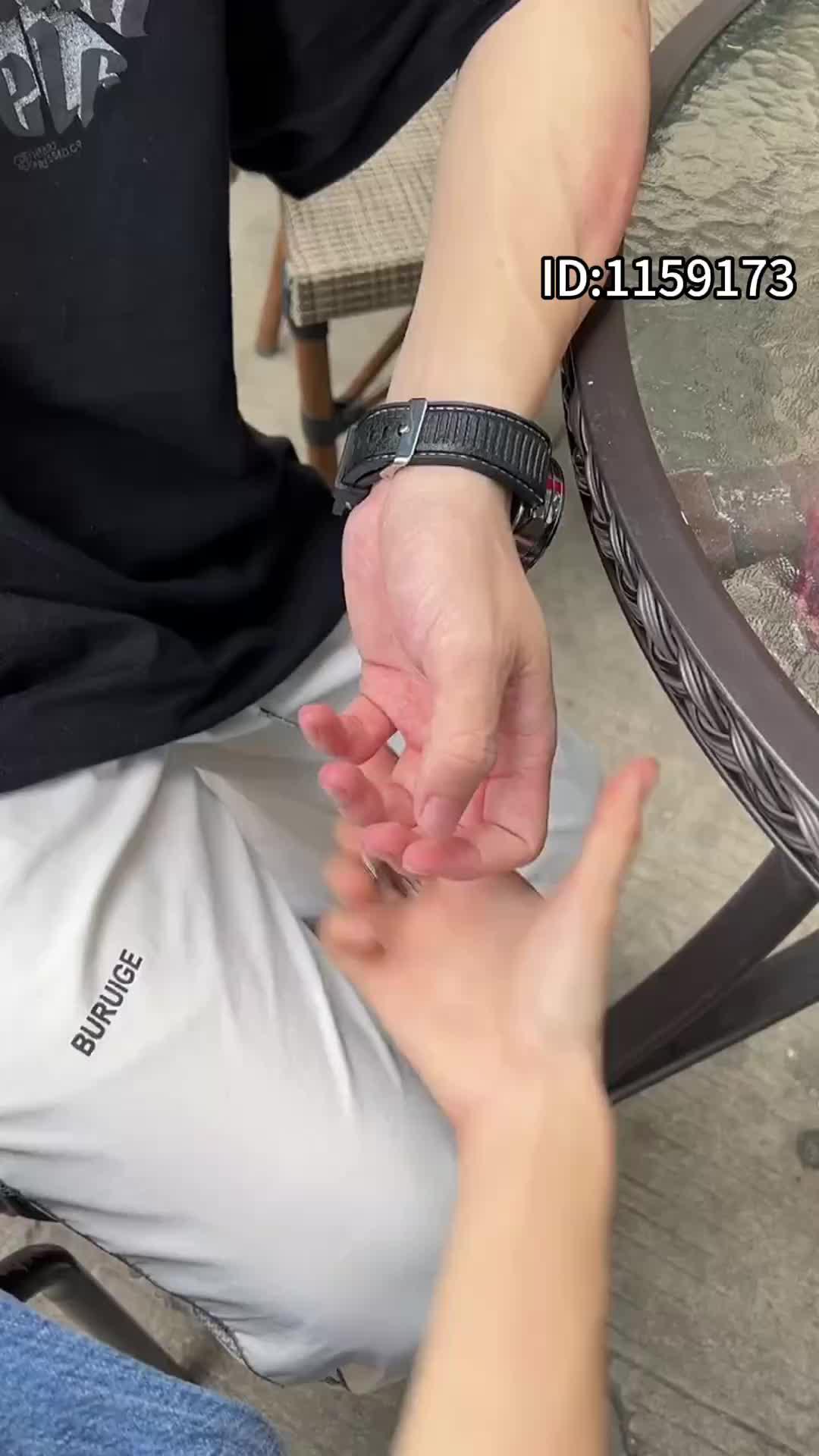 話題のリングウォッチ！只今限定で400円で買える！更に新規様限定で送料無料！コード「1159173」で検索！