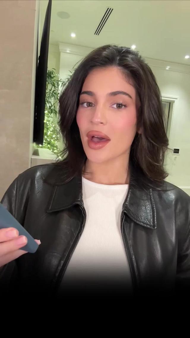 Kylie takes over Travel Town!