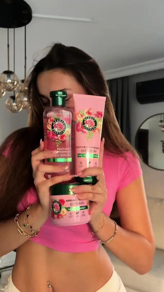 #İşbirliği Bugün, Herbal Essences’in Gül Kokulu Kadifemsi Yumuşaklık Serisi’ni beraber deniyoruz! 🩷 Bir süredir merak ettiğim bu serinin etkisine bayıldım. Yazın etkisiyle kuruyan saçlarım hiç olmadığı kadar yumuşak ve canlı görünüyor. Mis gibi gül kokusu ise favorim oldu, modu anında yükselttiği bilimsel olarak kanıtlanmış* bu seriyi mutlaka denemenizi öneriyorum. 🌸   *çok modelli araştırmalara göre