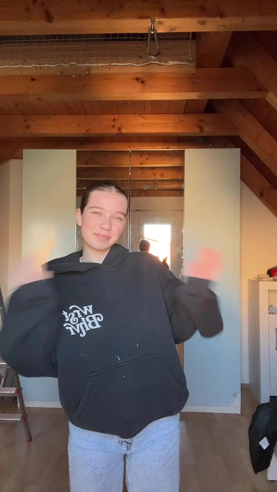 Anzeige | Bald ist es soweit 🥺❤️ Habt ihr Tipps für mich, nach was ich in der @DEIN ERSTER TAG JobApp für die Zeit nach der Schule suchen soll? #berufswahl #ausbildung #ausbildung2024 #deinerstertag 