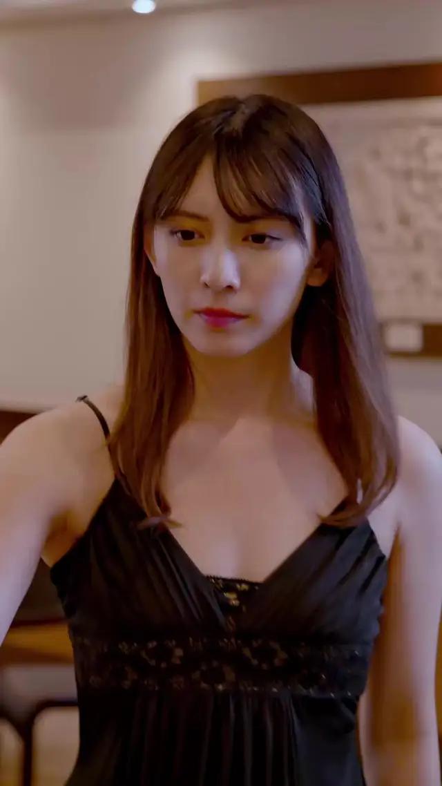 腹黒オンナがイジメているインターン生の正体は、なんと…‼︎