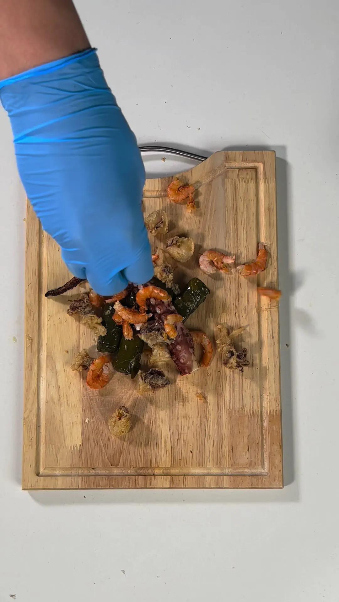 Είδαμε τη φασούλα με τα ψιλοκομμένα σάντουιτς, είχαν περισσέψει και μερικά πράγματα από το χθεσινό τραπέζι και η επιστημονική ομάδα του efood βρήκε την κατάλληλη ευκαιρία για ένα ακόμα πείραμα. Θα το δοκίμαζες; 🤔  #efoodgr