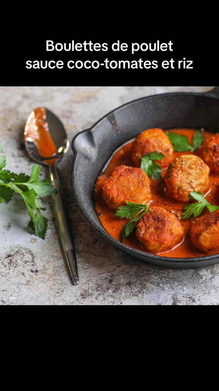 Savoureux, sain et délicieusement simple : plongeons ensemble dans cette vidéo alléchante d'un plat healthy au poulet qui éveillera vos papilles et inspirera votre assiette! 🌿🍗 Ingrédients: 10 g parmesan râpé 150 ml lait de coco 1 càc gingembre 1 càc paprika 100 g blanc de poulet 1 pincée(s) poivre 1 gousse(s) ail 15 g poudre d'amandes 1 œuf(s) 20 g chapelure de blé complet 50 g farine d'épeautre 30 g oignon(s) 10 feuille(s) persil frais 1 pincée(s) sel 5 ml huile d'olive 60 g riz basmati 2 càc concentré de tomates Préparations : •Dans un hachoir, mettez le poulet coupé en morceaux, l'oignon, l'ail, cinq feuilles de persil frais, le gingembre, la chapelure, la poudre d'amandes, le parmesan, l'œuf.  •Hachez le tout. •Formez vos boulettes, puis recouvrez-les de farine.  •Faites-les cuire dans une poêle chaude avec un filet d'huile d'olive.  •Ajoutez le lait de coco, puis le concentré de tomates, le paprika, le sel et le poivre.  •Prolongez la cuisson sur feu moyen puis laissez cuire pendant 5 à 10 minutes avec couvert. La sauce va légèrement s'épaissir.  •A côté, faites cuire le riz en tenant compte des instructions mentionnées sur le paquet.  •Servez ensemble, ajoutez le reste de feuilles de persil frais par-dessus.  Bonne dégustation !  Pour plus de recettes, retrouvez nous sur l’application TDM #recettehealthy #recettesaine #recettegourmande #recettegourmande #reequilibragealimentaire #alimentationsaine #trainingdietmax #diet #poulet #trainingdietmax 