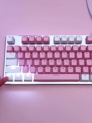 ⌨️Potencia tu estilo de escritura con nuestro Teclado Mecánico Rosa diseñado para chicas! 💖💙 Este vibrante y elegante teclado no solo añade un toque de color a tu configuración, sino que también proporciona una experiencia de escritura satisfactoria. Actualiza tu espacio de trabajo y expresa tu personalidad con cada clic. ¡Haz clic en la tarjeta y empieza a comprar para obtener tu REGALO GRATIS ahora! Solo para los nuevos usuarios de la app con compras válidas. #GamingFemenino #TecladoMecánico #EstiloRosaYAzul #fyp #foryoupage #parati