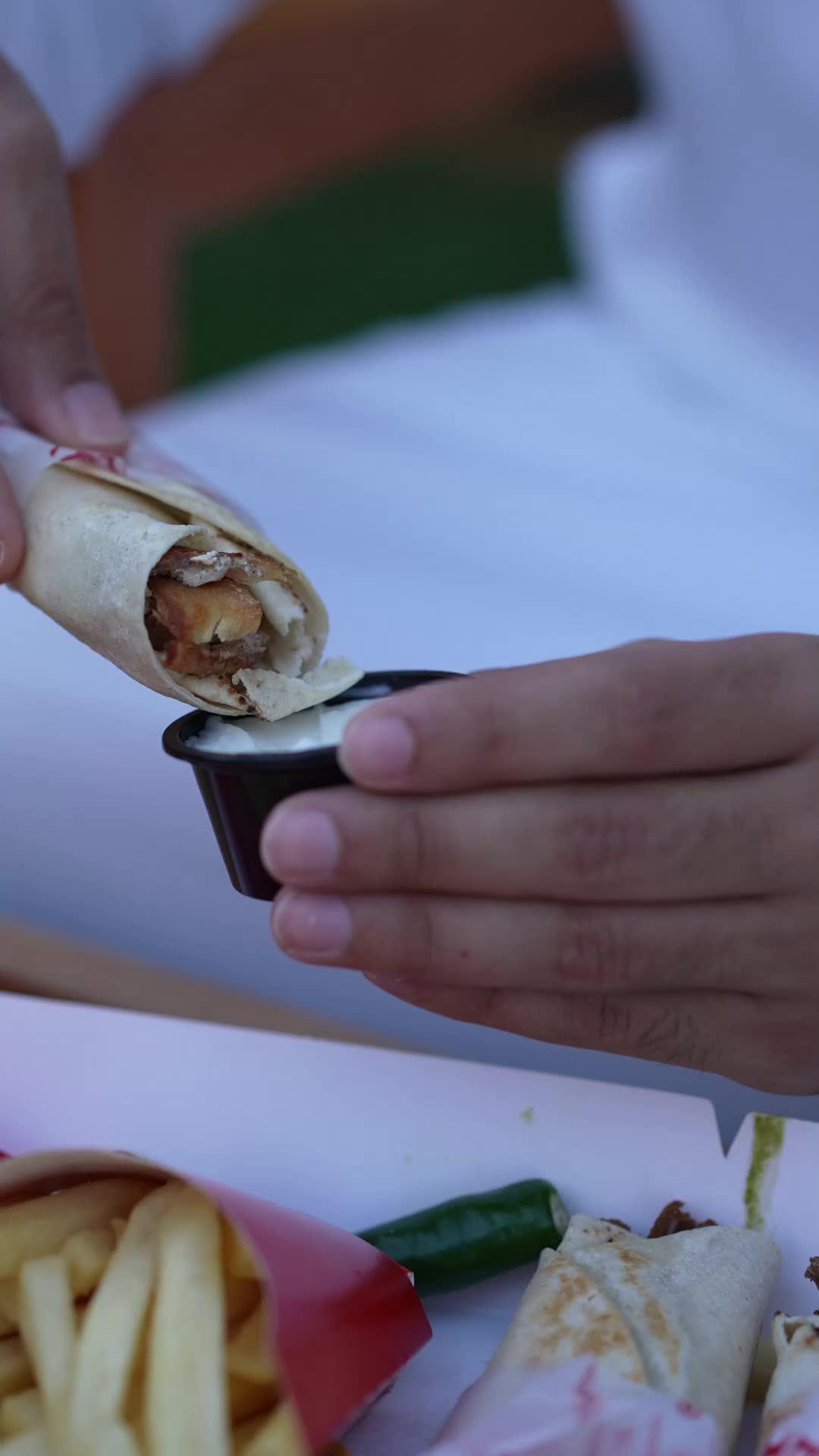 تغمیسة ھّلیل تخّلیك جوعان ...  #لحم #شاورما_لحم #مطاعم #الریاض #مطاعم_الخبر #ھلیل #السعودیة