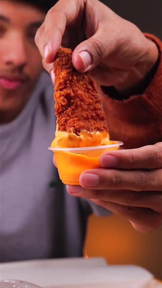 حرق الستربس عليا 🥲🔥 . بس عجبني كودو عملو ستربس جديد 👌 وان بغيت الجديد والحصري لقيته فيه ✨ وان دورت العروض والخصومات اكيد فيه   حمل #تطبيق_كودو الحين💛💙 ‏@kuduksa . انتظرو وصفة جديدة بكرة مع عمر 🍳 . #اعلان #وصفات #اكل #طبخ #مطاعم #مطاعم_جدة #مطاعم_الرياض #جمعة #وصفات_اكل #وصفات_سهلة 