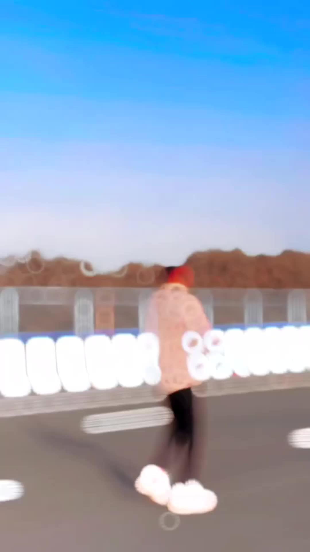 Create videos with music easily with just 1 click!