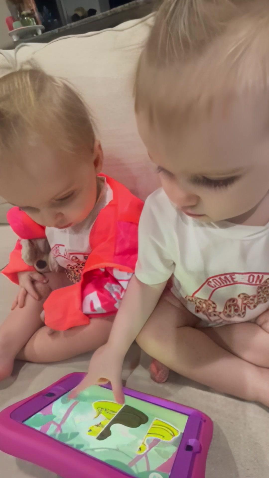 These girls love their “Fishy Game” (@speechblubs ) time! Not only is it educational, developing their speech and engaging but they practice sharing and taking turns! Opal is talking up a storm and Heidis speech is improving everyday!  #hopal #twins #speech #toddlerspeech #speechtherapy #engaging #educationalapps #speechblubs #fyp #speechblubsapp #toddlers #twins