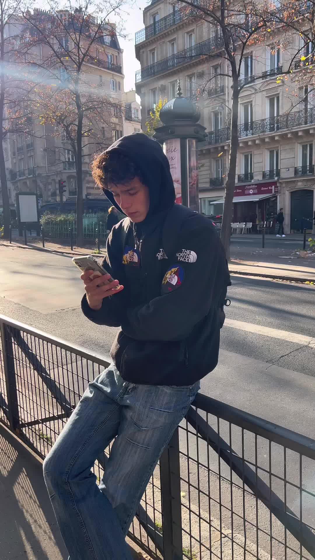 #ad Pour être cool comme moi téléchargez Azar et venez m’ajouter @azar_france #Meetmeonazar #azar 