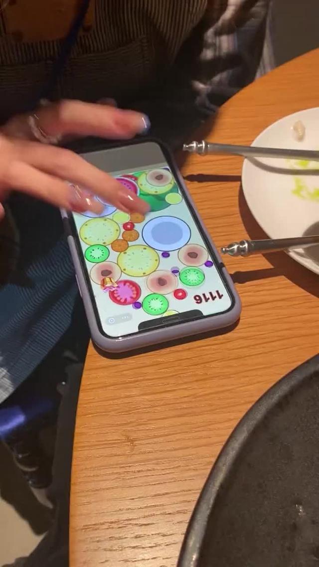 Aku gak mau jadi orang terakhir yang tau kalau WePlay ngeluarin game baru yaitu, Merge Watermelon!