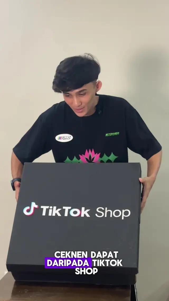 @tiktokshop_my 🇲🇾 Grand Deals akan berlangsung pada 5 - 9 September 2024 ni tau !! search '99GrandSales' korang akan dapat free shipping dan 50% discount hot prices, Join hashtag challenge #TikTokShop99GrandDeals & dan kalau korang bertuah, korang akan dapat phone! So jangan terlepas peluang ni tau !!