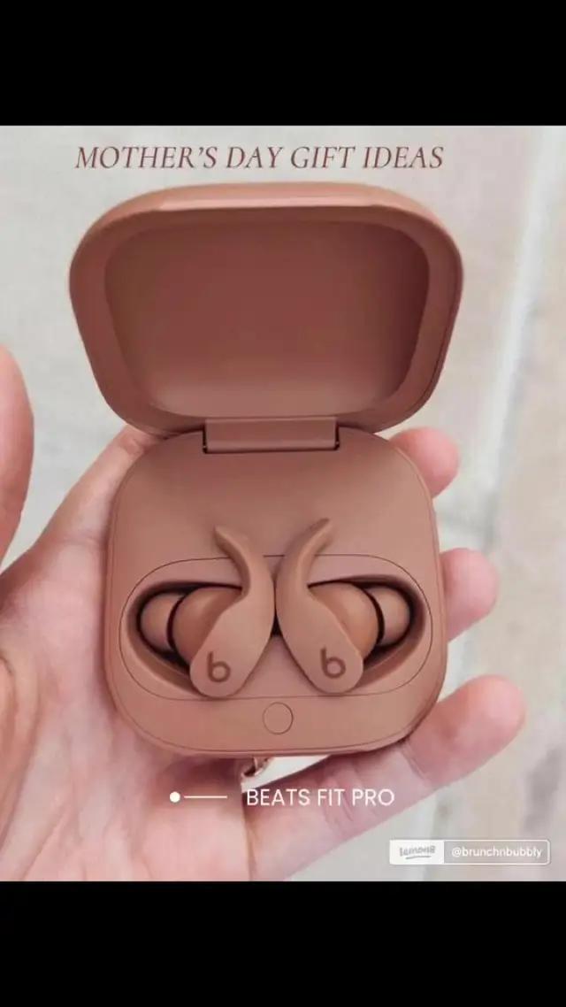 Some inspiration for any special mothers in you life! 🫶💓  Follow @brunchnbubbly on Lemon8 for more! Share your gift ideas and get connected with the community!  #mothersdsygiftideas  #giftideas  #mothersdayideas  #beats  #stanleycup  #uggs  #dysonairwrap#lemon8us #lemon8 