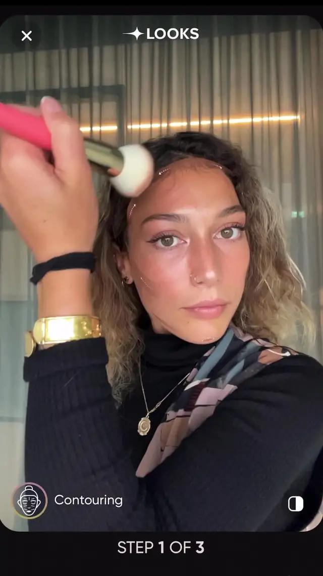 Looks helps you discover new makeup styles and find out your own facial features.