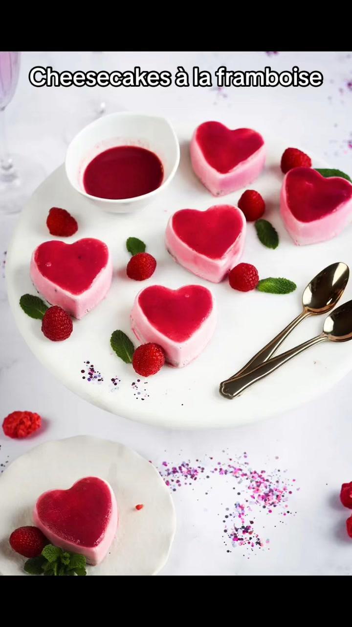La collation qui ne fait pas culpabiliser 😍  Decouvez notre nouvelle recette : Cheesecakes à la framboise 🍰 Qui l’a deja testé ? Une combinaison délicieuse spécialement conçue pour les amateurs de collation gourmande ! Ingrédients :  20 g pistaches non salées 60 g fromage blanc 80 g fromage frais 40 g datte(s) 20 g miel 30 g flocons d'avoine 200 g framboises Préparations: •Mixez les dattes, les flocons d'avoines, les pistaches et 2 cuillères à soupe d'eau. •Faites chauffer quelques minutes vos framboises dans une casserole (ou 1 minute au micro-ondes, puissance maximale).  •Passez les framboises au chinois afin d'en faire un coulis.  •Dans le mixeur, mettez le fromage blanc, le miel, le fromage frais et 35ml de coulis de framboises. Mixez. •Dans deux moules silicone cœur, ou emportes pièces, tassez bien le mélange "dattes et flocons d'avoine" au fond des moules.  •Déposez le mélange au fromage frais par dessus, puis réservez au frais (4h au réfrigérateur ou 1h au congélateur).  •Servez avec le reste de coulis de framboise.  Bonne dégustation !  #recettehealthy #recettesaine #recettegourmande #recettedujour #reequilibragealimentaire #alimentationsaine #trainingdietmax #fitness #programmefittok #collation #cheesecake 