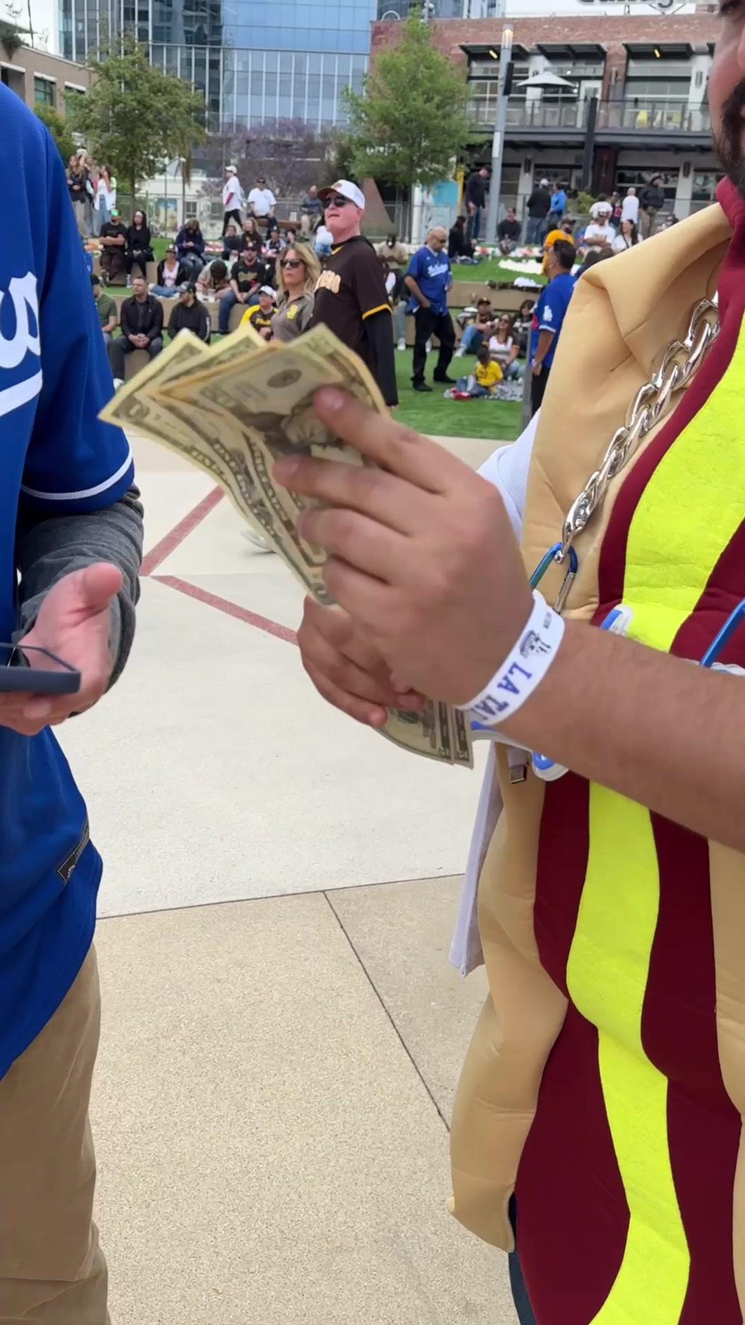 I’m out here paying fans to save money on tickets! #tickpick #mlb #save #dodgers