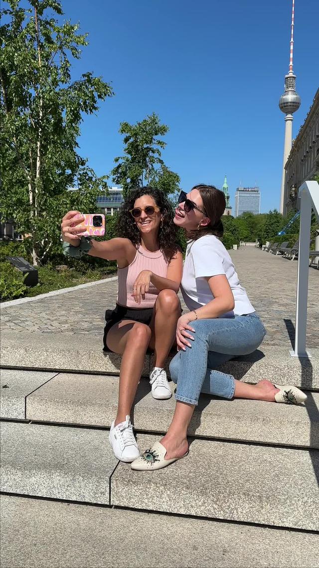 Du erstellst mit der MyPostcard App Postkarten. Wir kümmern uns um Druck & Versand!