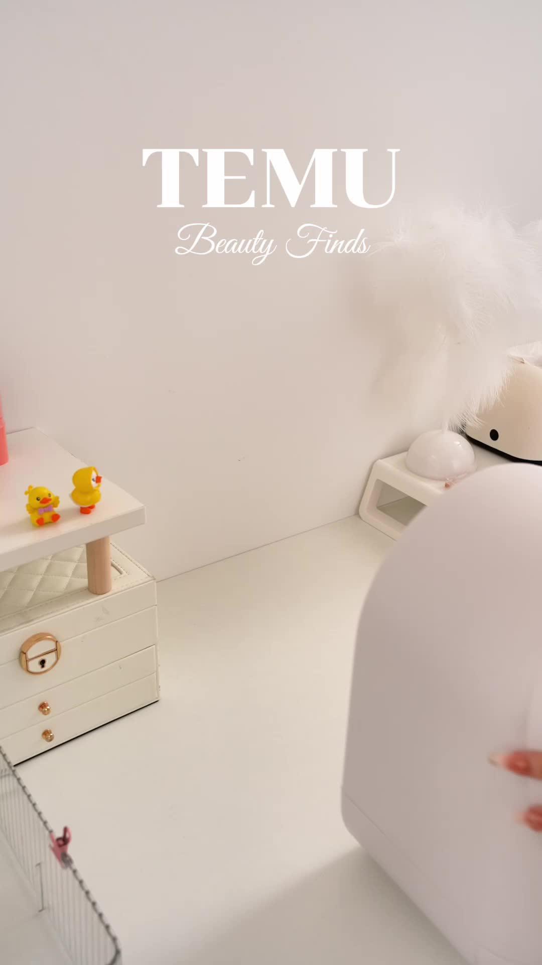 Just got my new makeup organizer, and I'm in love with this clutter-free beauty haven! 💖👝 #MakeupStorageGlowUp