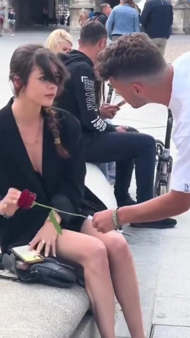 Lost for words? LoveAssist guides with high EQ love talk – chat confidently!