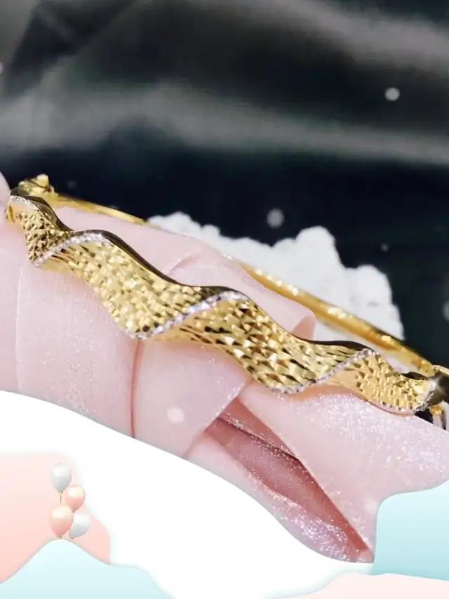 916 Gold Two Tone Cutting Wave  ✨ Elevate your style with our exquisite gold jewellery collection! 💍 Discover timeless pieces that radiate elegance and luxury. Visit us today and indulge in the brilliance of gold. 💫 	 Installment Plan Available (Buy Now Pay Later) Visit our outlets for other design Geylang Serai Outlet 📍 Address: 1 Geylang Serai, #01-201, Geylang, Singapore 402001  WhatsApp : https://wa.me/6594578790 Yew Tee Outlet 📍 Address: 624 Choa Chu Kang Street 62, #01-258, Yew Tee Square, Singapore 680624  WhatsApp : https://wa.me/6594578790 #916bangle  #goldscalejewels   #geylangseraimarket   #yewteesquare   #goldjewellery  #916gold   #singaporegold   #singaporegoldshop  #newdesign   #916goldjewellery   #goldinstallment   #goldcollection  #首饰分享  #jewellery916  #goldcollection916  #weddings  #kahwin  #916jewellery  #emas   #lazada  #shopee   #bazaar  #bestseller   #online  #classic  #onlineshopping  #Jewellery  #Kebaya  #Gift  #Love  #women  #shopping  #fashionaccessories  #gold  #retail  #luxurygoods