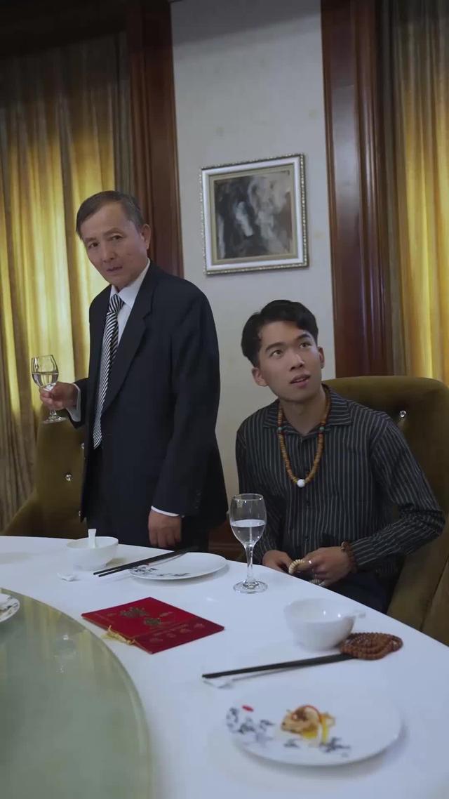 窩囊女婿請吃飯，丈母娘故意只點燒雞內涵女婿，女婿怒，結局反轉！