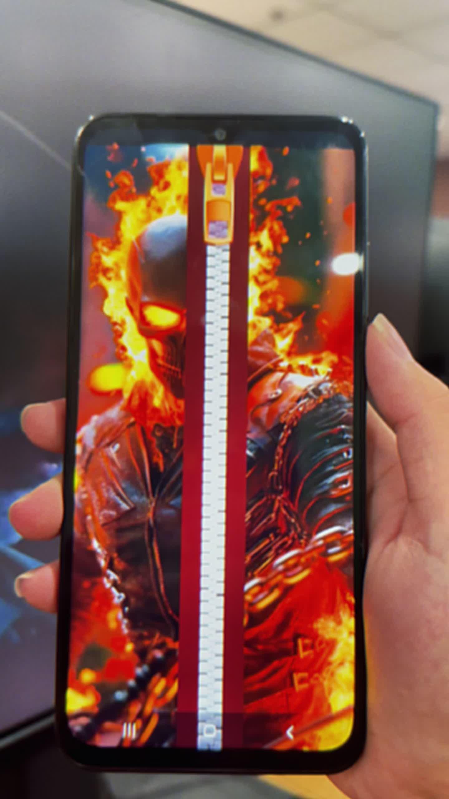 Ghost Rider seni bekliyor! Telefonunu ateşli koruyucu ile aç!
