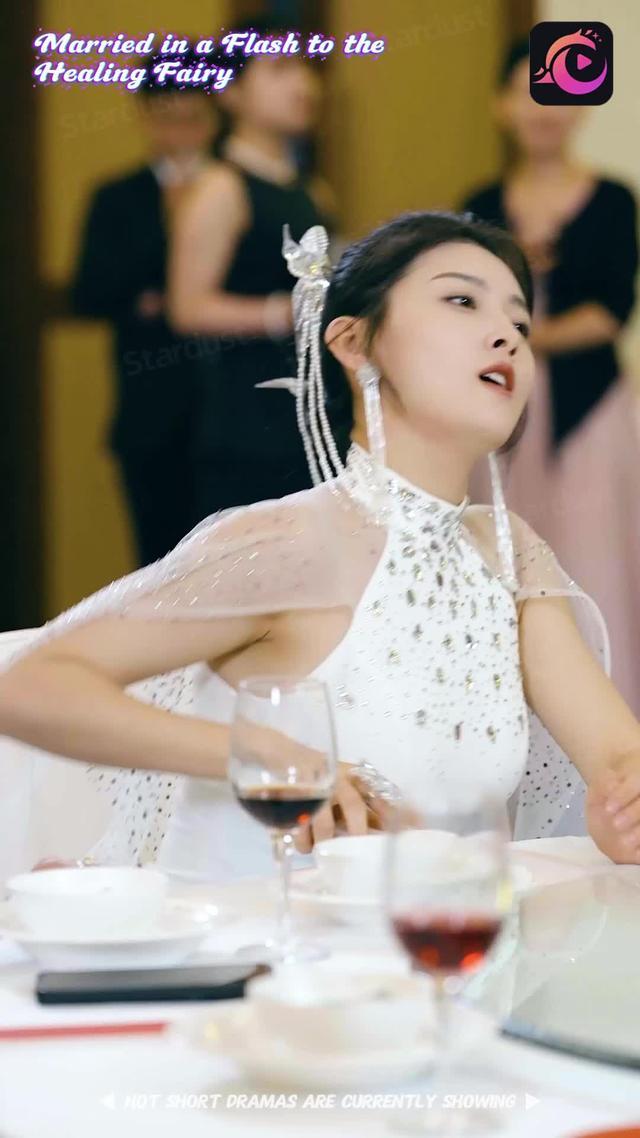 She accidentally married her best friend's uncle, but this cold empire president doted on her