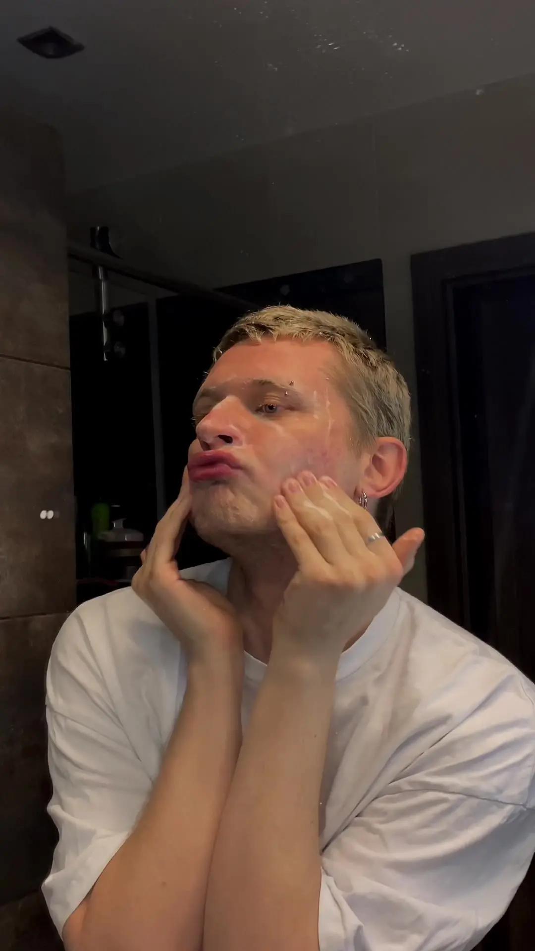 The app to manage your pimples… Yes, it exists 🧡😱 Try for free! 