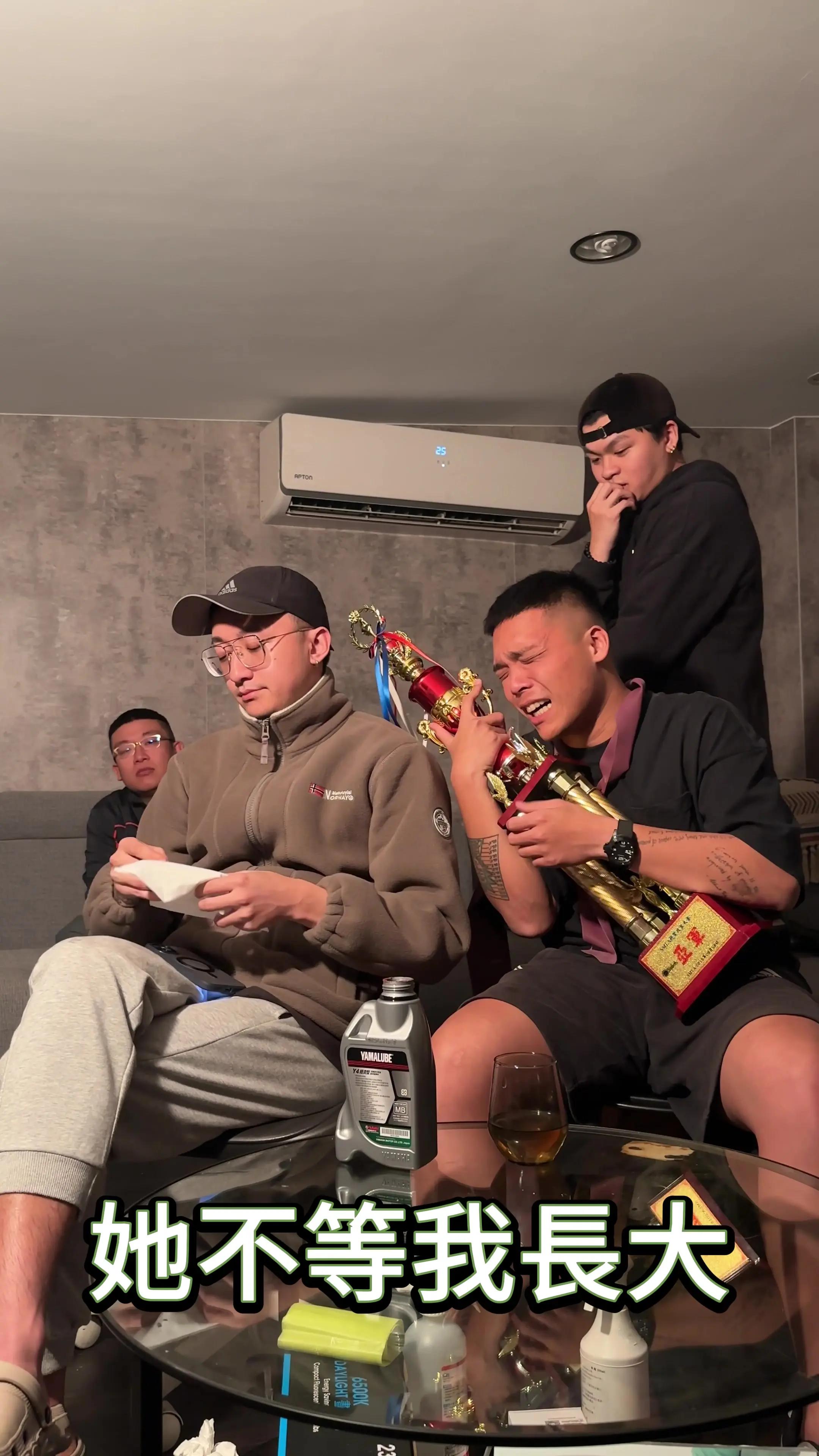 要EMO 去全民趴體E啦❗️#大濠小豪#全民Party #搶唱 #遊戲