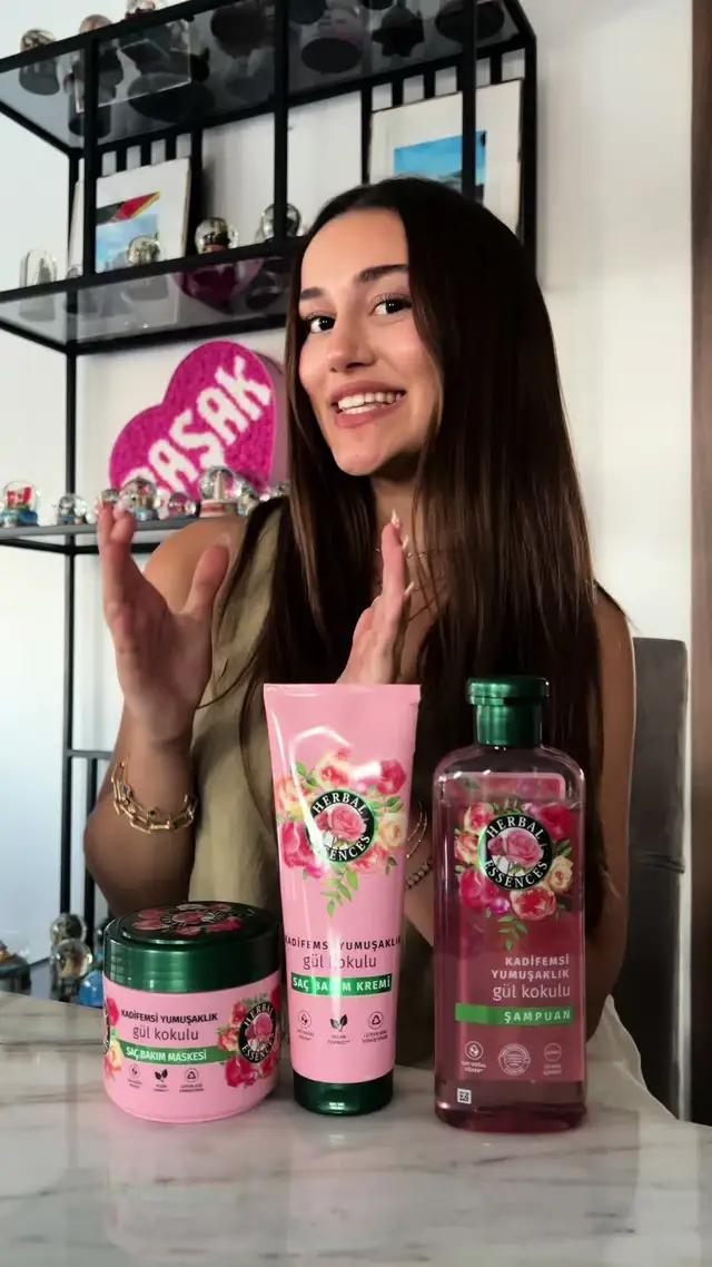 #İşbirliği Bugün, Herbal Essences’in Gül Kokulu Kadifemsi Yumuşaklık Serisi’ni beraber deniyoruz! 🩷 Bir süredir merak ettiğim bu serinin etkisine bayıldım. Yazın etkisiyle kuruyan saçlarım hiç olmadığı kadar yumuşak ve canlı görünüyor. Mis gibi gül kokusu ise favorim oldu, modu anında yükselttiği bilimsel olarak kanıtlanmış* bu seriyi mutlaka denemenizi öneriyorum. 🌸   *çok modelli araştırmalara göre