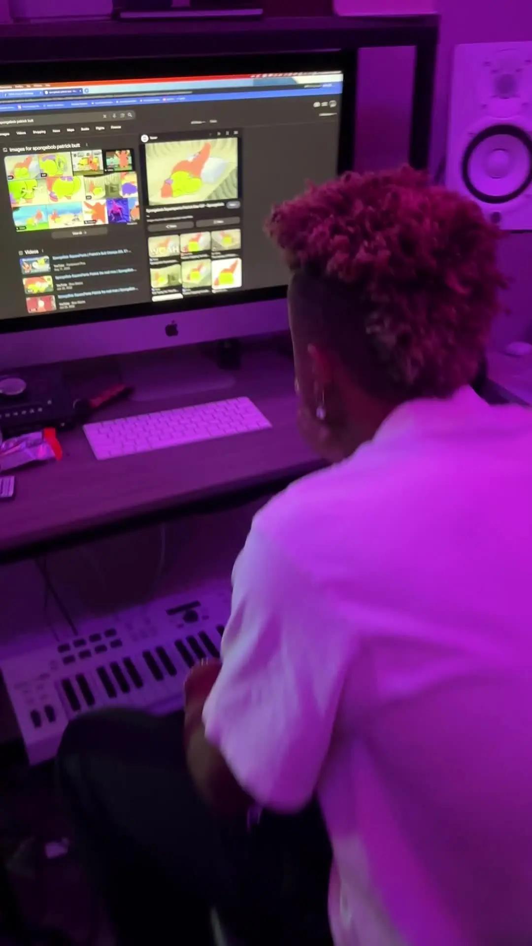 Share your feelings to friends right on their smartphones' Home Screens. 