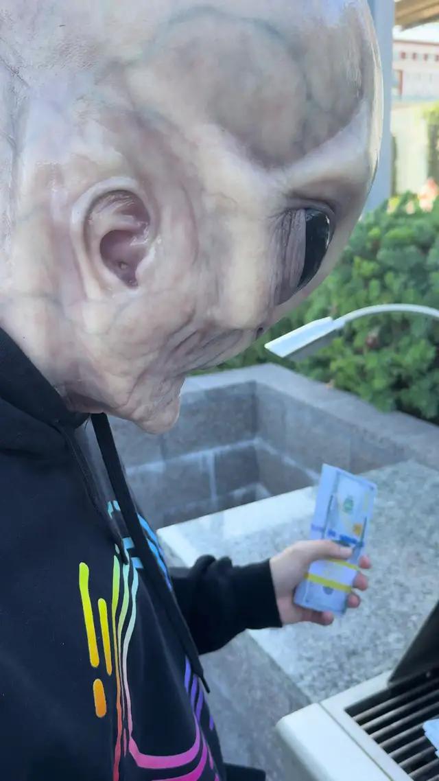 Grilling benjis! #alien #socialmedia #space #app 