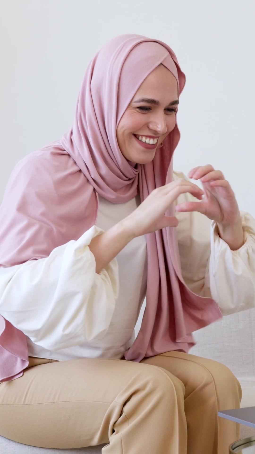 هذا تطبيق اجتماعي للعرب في جميع أنحاء العالم