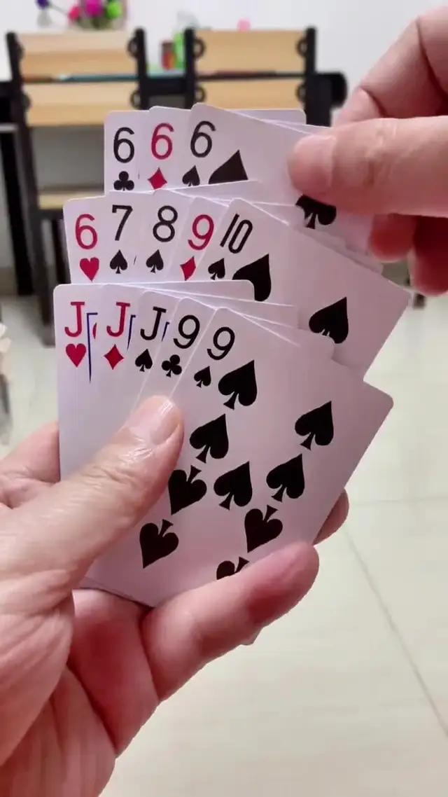 妞妞、麻將、十三支、百家樂等多款經典牌桌遊戲，隨時開桌、線上對戰超刺激