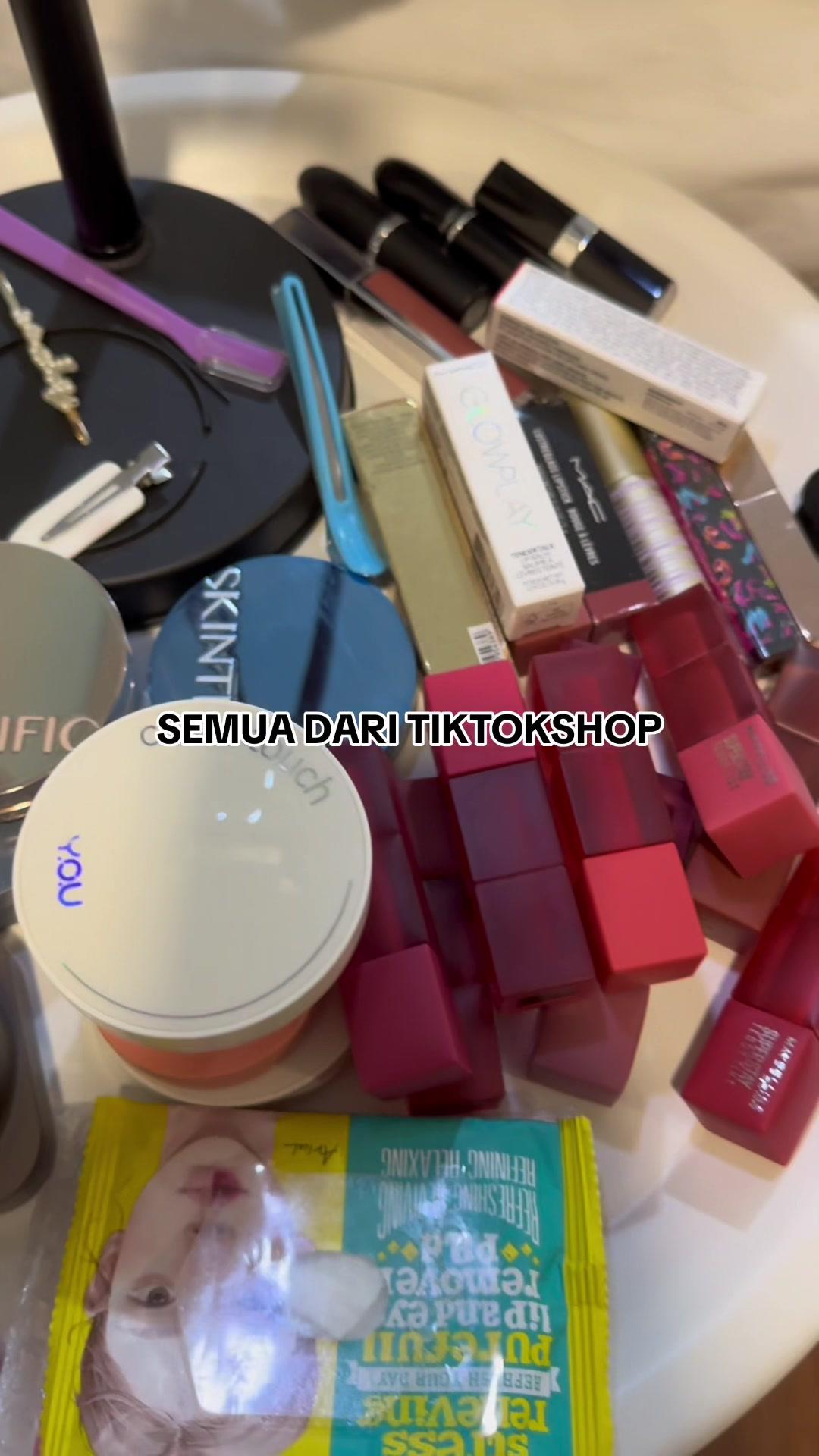 Join the #tiktokshoptawaranharigaji campaign !! 🗓️ 25-27 August 2024 Search Keyword: "TikTokShopTawaranHariGaji" to get Up to 70% Hot Prices and FREE SHIPPING. Comment this video & Win a Samsung Galaxy Z Flip5! Don't miss out on these amazing deals! Visit @tiktokshop_my 🇲🇾 now and shop till you drop! 🛒💥