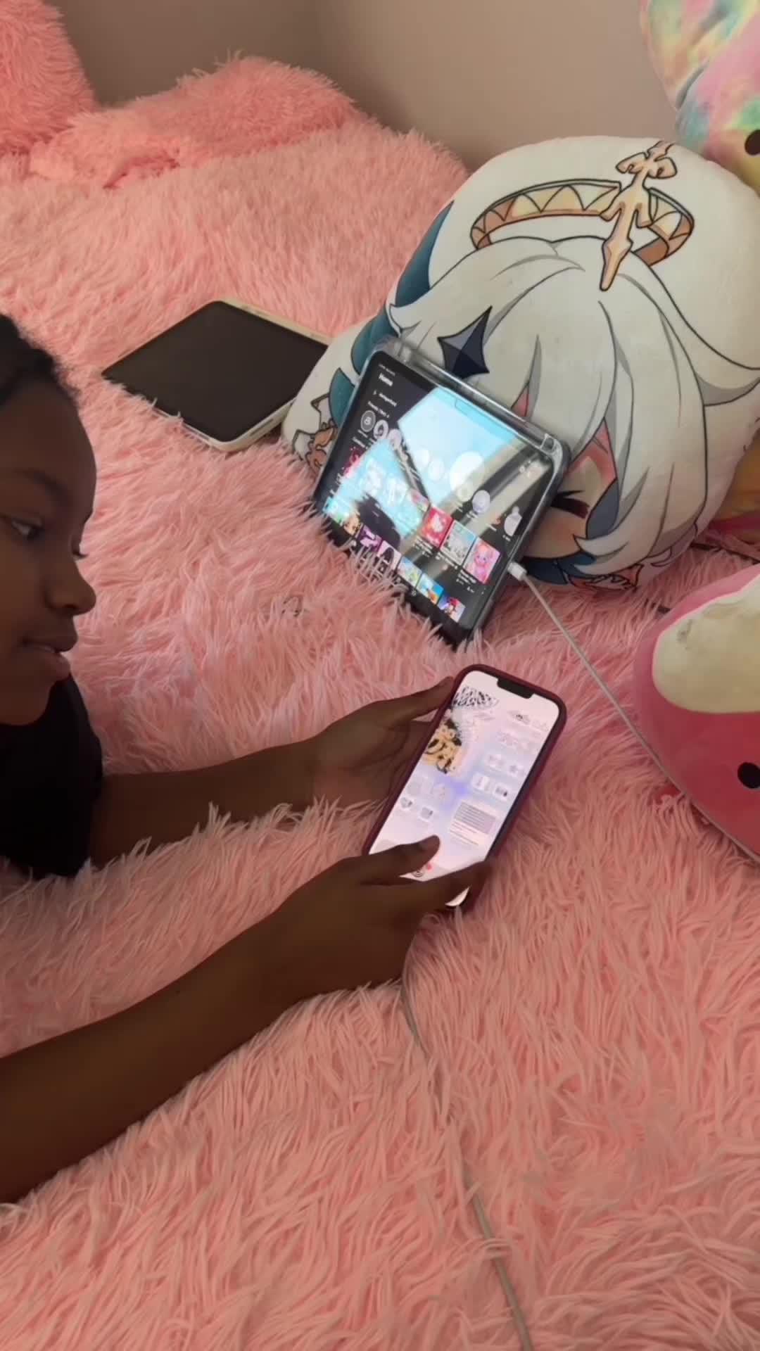 Set exclusive widgets & themes for your Phone