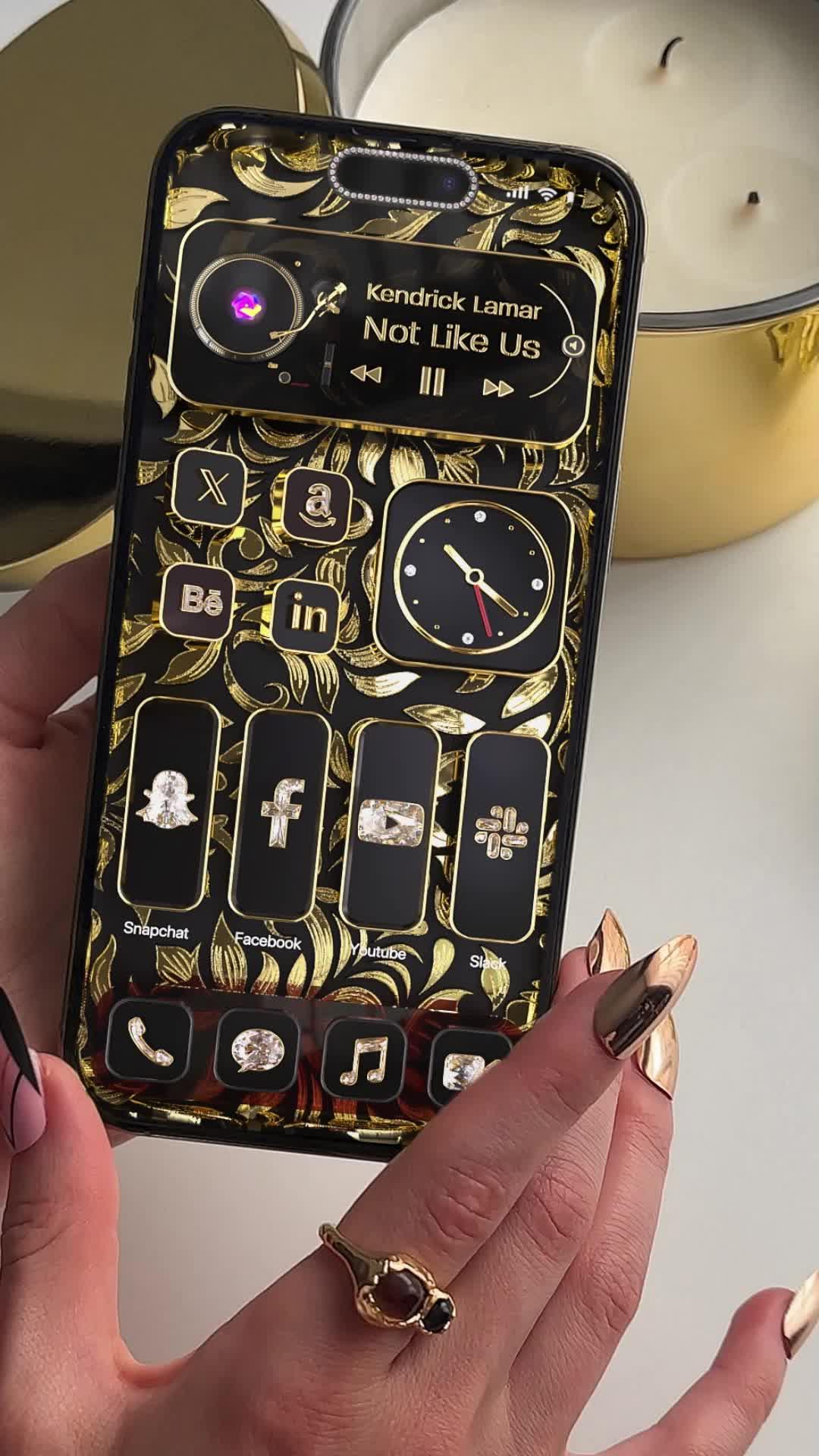 Set exclusive widgets & themes for your iPhone!