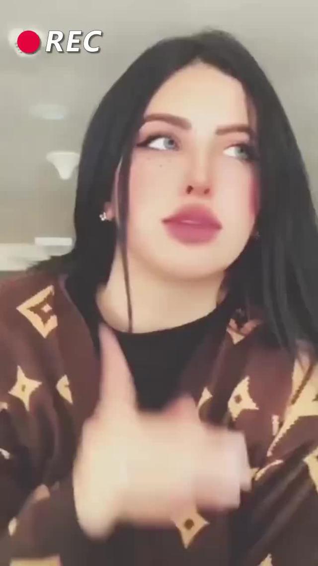 أصدقاء مضحك هنا