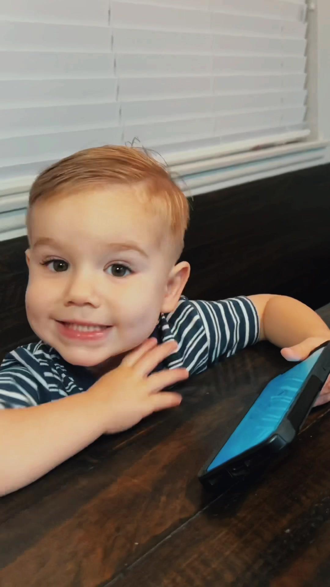 Parents of toddlers! @speechblubs is where its at 🍎 You have to check them out! #speechblubs #speechtherapy #talkingtoddler #educational #screentimehacks #momsoftiktok #toddlersoftiktok #dadsoftiktok #fyp