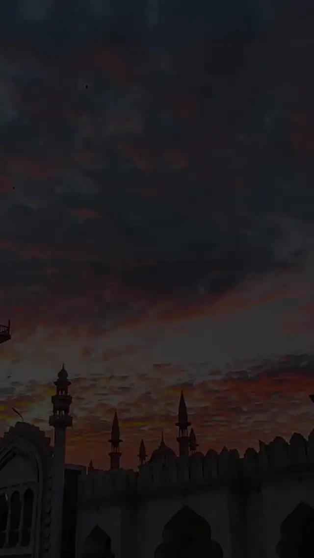 أذان لكل صلاة، مع تنبيه قبل الصلاة القادمة حتى لا تفوتك الصلاة